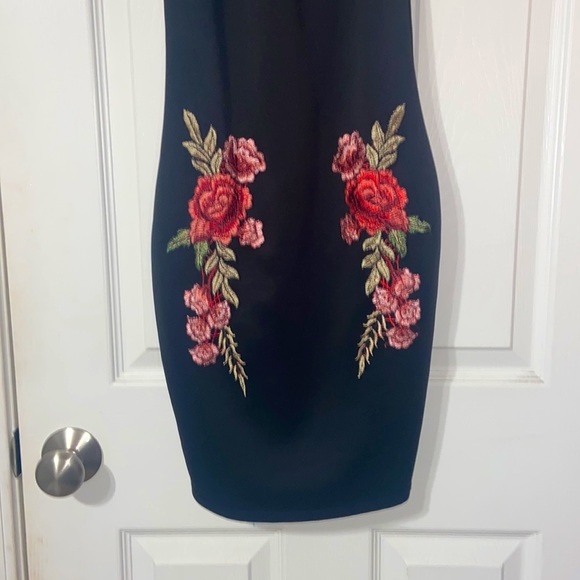 Rose embroidered black off shoulder dress | small - Picture 5 of 7